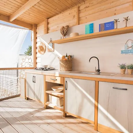 Mara's Coast - Amelia