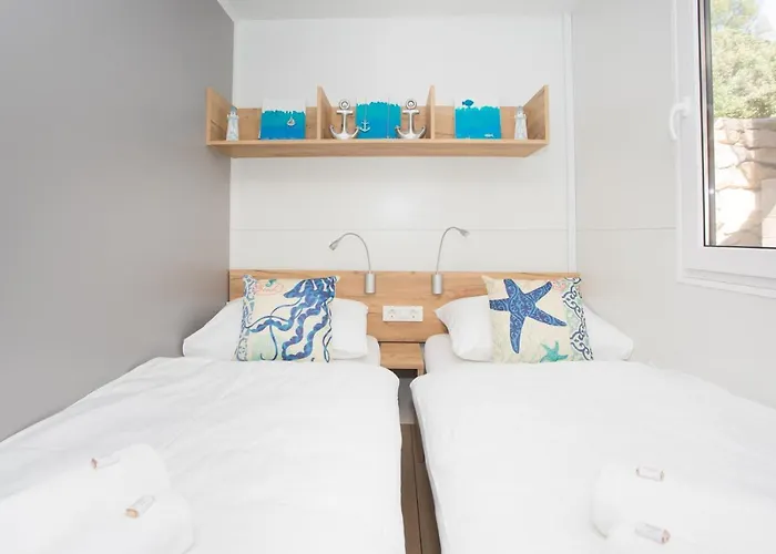 Mara's Coast - Amelia *