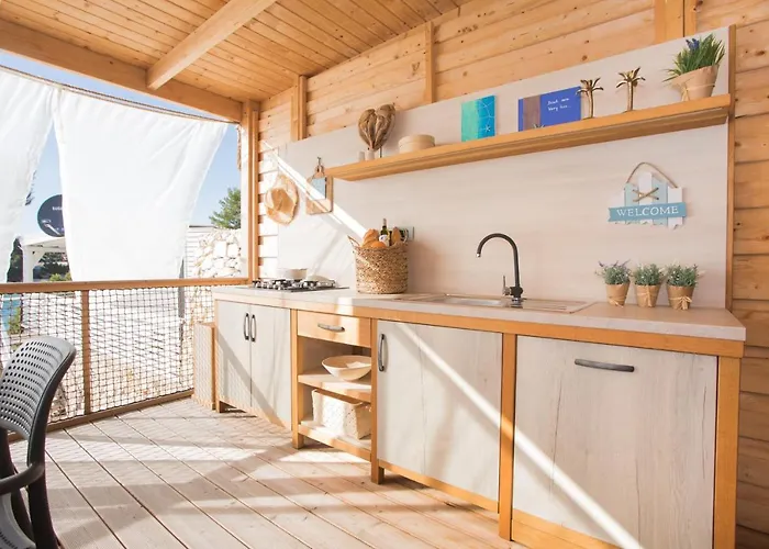 Mara's Coast - Amelia