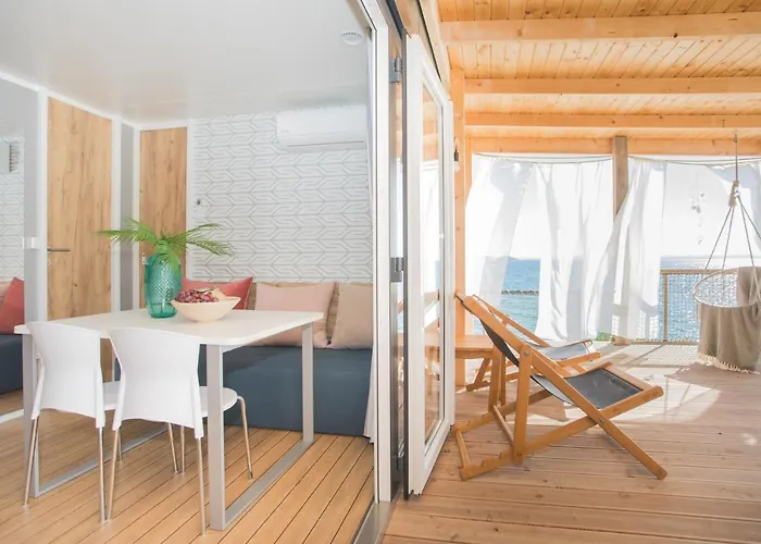 Mara's Coast - Amelia