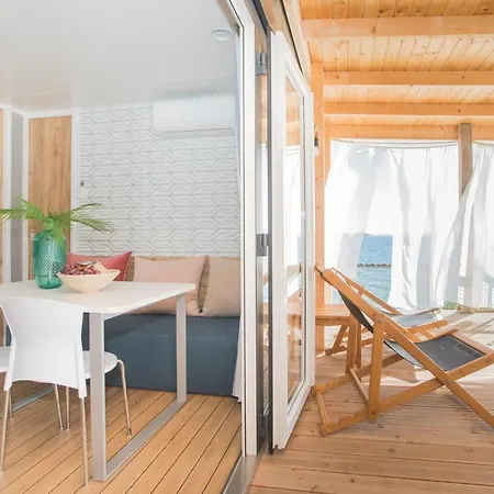 Mara's Coast - Amelia